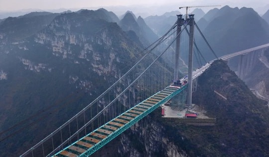 Băng qua "vết nứt Trái đất" chỉ trong 120 giây: Siêu công trình của Trung Quốc khiến thế giới choáng ngợp