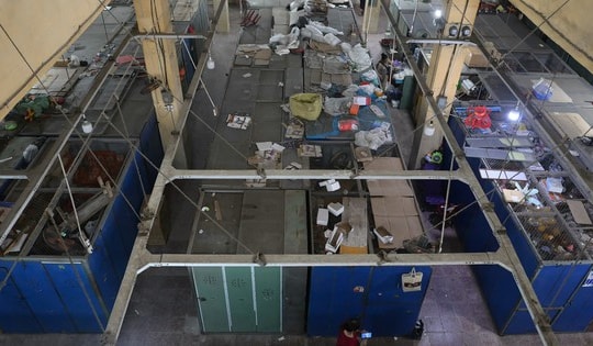 Hàng trăm ki-ốt ở chợ Rồng Nam Định đồng loạt đóng cửa, quang cảnh đìu hiu