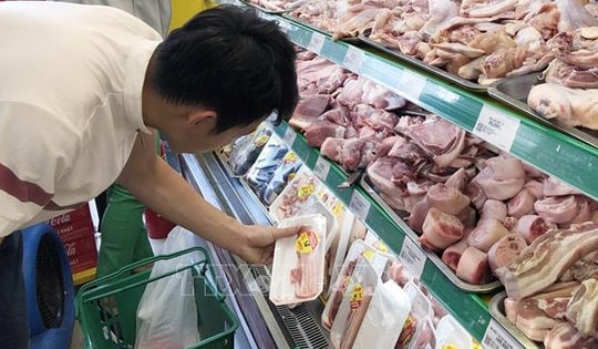 Thịt lợn tại Hà Nội, TP. Hồ Chí Minh vẫn tiêu thụ ổn định sau thông tin 'tố' C.P. bán thịt bệnh