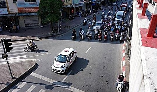 CSGT Hà Nội nói gì khi người dân 'núp' bóng râm dừng đèn đỏ?