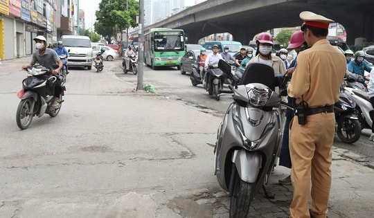 Leo vỉa hè chở con đi thi, nữ tài xế bị nhiều người đi đường lên án