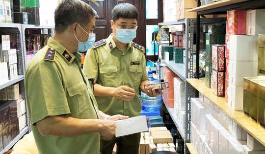 Thủ tướng: Xử lý nghiêm cán bộ, công chức, sĩ quan nếu bảo kê, tiếp tay cho buôn lậu, hàng giả