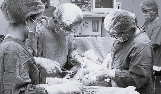 Ca vỡ tử cung hy hữu, thai nhi nằm trong ổ bụng, bác sĩ cứu sống hai mẹ con ngoạn mục