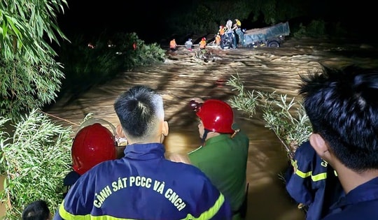 Lũ dữ đổ về, 4 người mắc kẹt giữa suối trong đêm