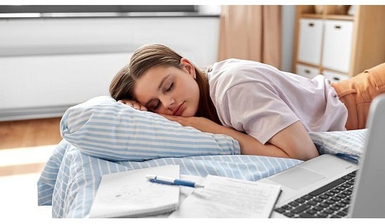 4 thay đổi thói quen ăn uống giúp sĩ tử ngủ ngon