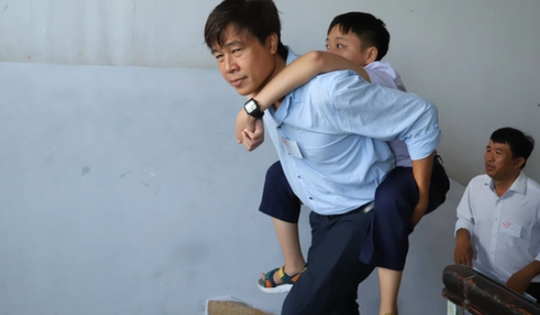 Thí sinh thi lớp 10 mắc bệnh teo cơ tuỷ được cõng lên phòng thi