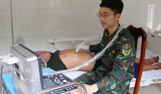 Bác sĩ đảo Trường Sa cấp cứu ngư dân bị đau quặn thận