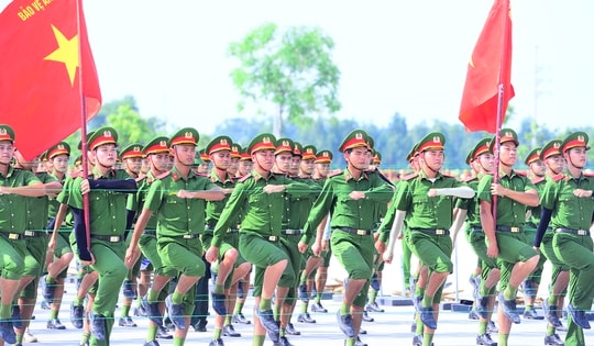 Chiến sĩ Công an miệt mài luyện tập dưới nắng hè chuẩn bị cho Lễ diễu binh, diễu hành dịp 2/9