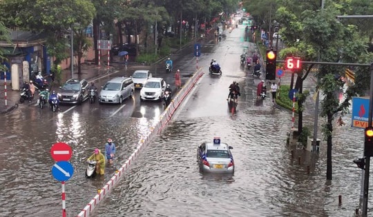 Chiều nay Hà Nội chuyển mưa dông giữa nắng nóng gay gắt