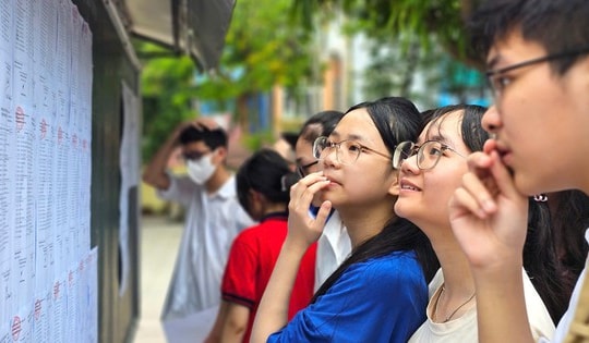 Hà Nội 'nóng' cùng sĩ tử làm thủ tục thi vào lớp 10