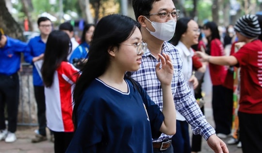 Nỗi lòng phụ huynh trước kỳ thi tuyển sinh lớp 10 năm 2025 tại Hà Nội