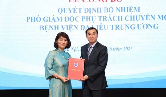 Thứ trưởng Bộ Y tế trao quyết định bổ nhiệm Phó Giám đốc phụ trách chuyên môn Bệnh viện Da liễu Trung ương
