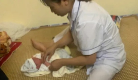 Trẻ sơ sinh bị bỏ ven đường kèm bức thư 'mong con gặp được gia đình tốt'