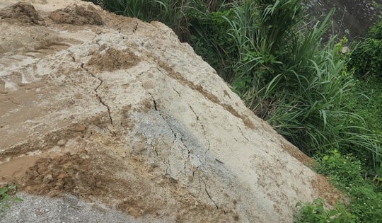 Cận cảnh bãi tập kết bột đá, cát thạch anh ngoài môi trường tại khu công nghiệp Thanh Bình ở Bắc Kạn