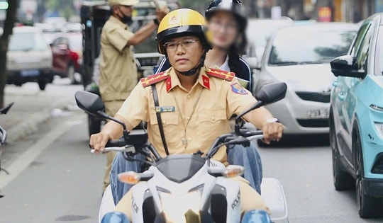 CSGT đưa nữ sinh gặp sự cố kịp thời đến điểm thi