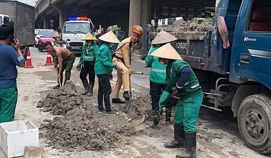 Đất thải rơi thành ụ giữa đường Nguyễn Xiển như cái bẫy, CSGT truy tìm thủ phạm