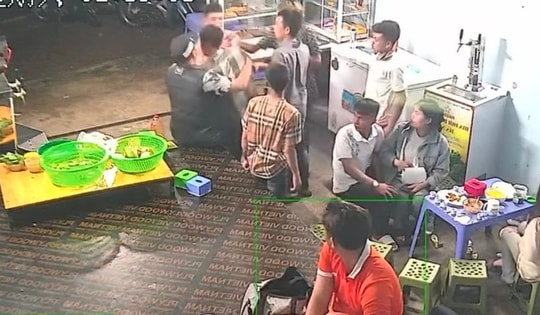 Đâm chết người vì tranh ghế ăn đêm, 'trai bản' bị bắt khi trốn trên xà nhà