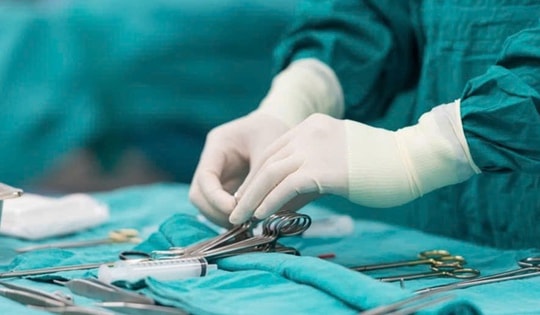 Bé trai 13 tuổi bị xoắn tinh hoàn được bác sĩ phẫu thuật thành công