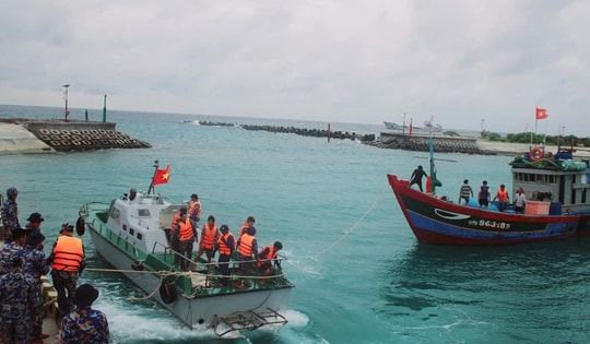 12 người trên tàu cá Quảng Ngãi gặp nạn ngoài biển hiện ra sao?