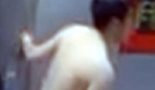 Truy tìm danh tính người đàn ông 'thoát y', đuổi theo một cô gái trong đêm