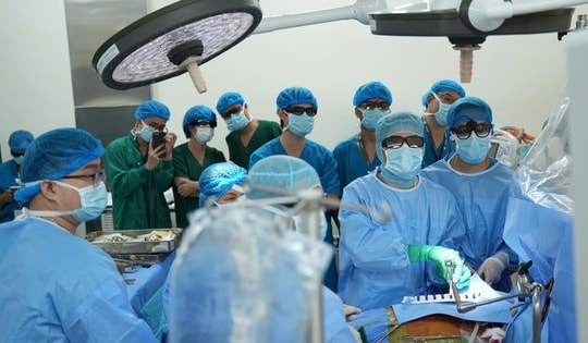 Bác sĩ Việt Nam trình diễn phẫu thuật nội soi toàn bộ thay cùng lúc 2 van tim trước chuyên gia quốc tế