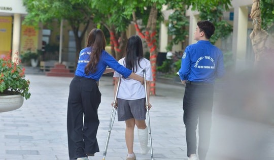 Những vòng tay yêu thương tiếp sức sĩ tử ngày thi lớp 10 Hà Nội