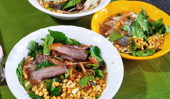 Quán nộm bò khô giá bình dân nổi tiếng 26 năm ở chợ Thanh Hà