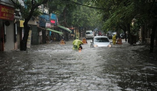 Sáng nay Hà Nội mưa dông, nhiều tỉnh miền núi phía Bắc nguy cơ lũ quét, sạt lở đất