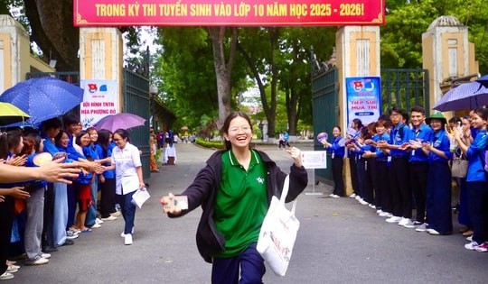 Sĩ tử Hà Nội vỡ òa cảm xúc sau khi hoàn thành kỳ thi vào lớp 10