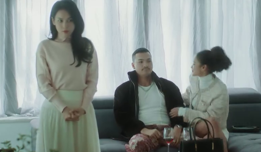 'Mặt trời lạnh' mới nhất (tập 4): Đang âu yếm bạn trai Tuấn Trần, Mai Ly bị cô gái lạ 'đuổi khéo'