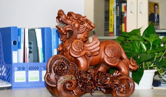 Cách đặt Tỳ Hưu trên bàn làm việc chuẩn phong thủy