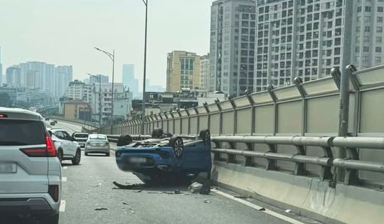 Ô tô 'ngửa bụng' sau tai nạn, tài xế mắc kẹt được cứu kịp thời