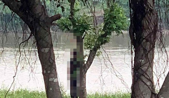 Lực lượng công an đang điều tra thi thể thanh niên treo trên cành cây