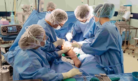 Vinmec lần đầu thay toàn bộ xương đùi cho bệnh nhi ung thư nhỏ tuổi