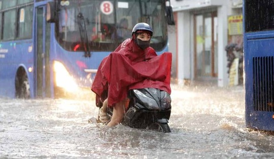 Diễn biến mới nhất về vùng áp thấp trên Biển Đông