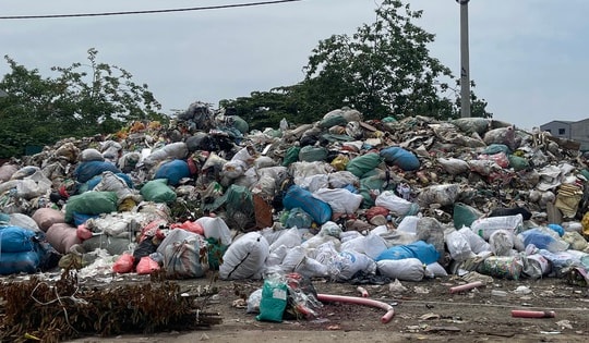 Rác thải lại chất thành 'núi' tại La Phù, Hà Nội