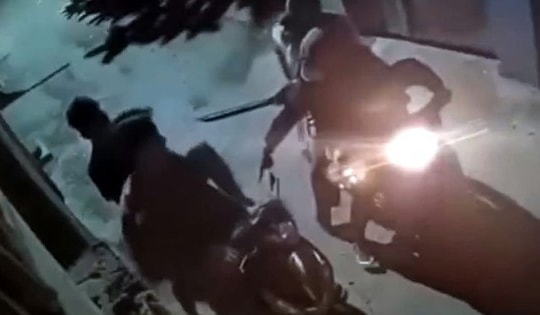 Mở camera lúc nửa đêm, người dân 'toát mồ hôi' vì hành động diễn ra trước cửa nhà