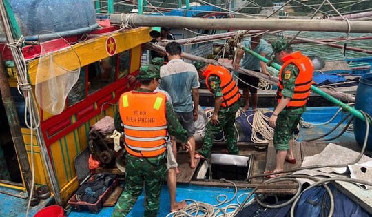 Bộ đội Biên phòng cứu 4 ngư dân đánh cá gặp nạn trên biển