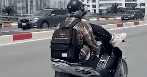 Video thanh niên dùng chân lái xe máy trên cầu vượt tại Hà Nội