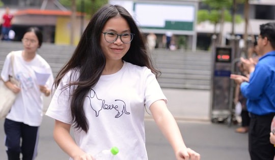 Thí sinh thở phào nhẹ nhõm, hoàn thành kỳ thi lớp 10 chuyên Hà Nội