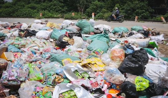 Xử lý ‘núi’ bánh kẹo bị vứt bỏ tại bãi rác xã La Phù thế nào?