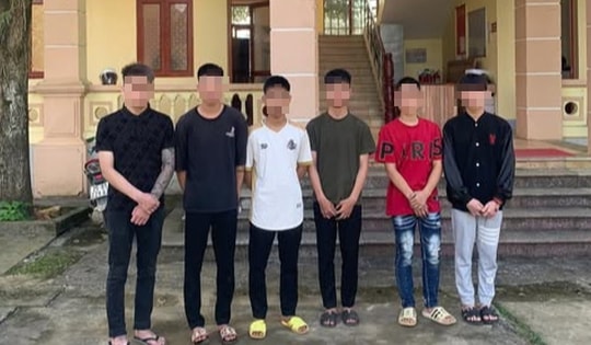 'Băng nhóm' tuổi teen mang hung khí đi chém người giữa phố