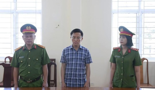 Khởi tố chủ tịch xã để hư hỏng hàng trăm tấn xi măng