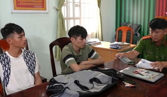 Quên khóa cổng, 2 thanh niên đột nhập dùng kéo cạy cửa trộm vàng và laptop