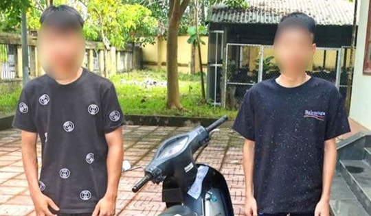 Phạt 2 thanh niên 'bốc đầu' xe máy rồi khoe trên Facebook