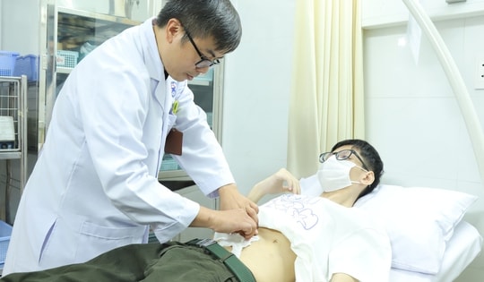 Thanh niên 19 tuổi bị teo cơ, dạ dày sa xuống vùng mào chậu, hẹp môn vị do thức khuya, nghiện game