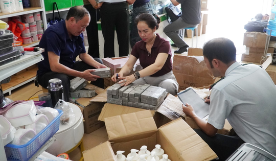 Phát hiện hàng trăm sản phẩm mỹ phẩm không rõ nguồn gốc