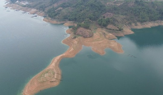 Mực nước hồ Hòa Bình hạ thấp kỷ lục có bất thường?