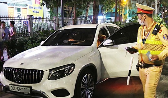 Quay đầu né chốt nồng độ cồn, tài xế xe sang vẫn nhận 'combo' phạt