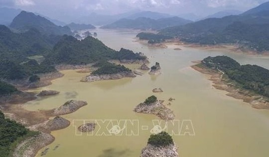 Tại sao mực nước hồ Hòa Bình xuống thấp đến mức kỷ lục?